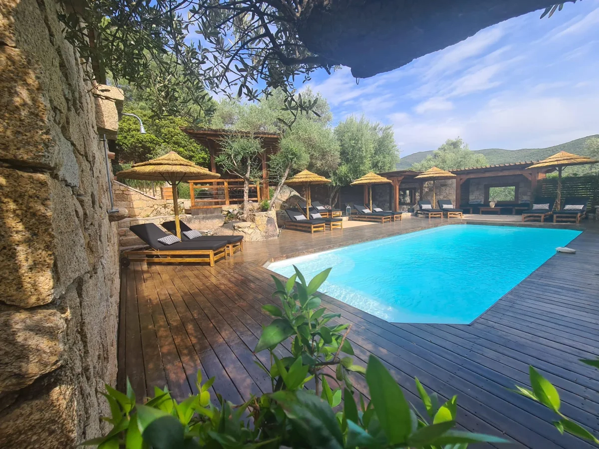Piscine, terrasse et bâtiments en pierre de Casa Maredda